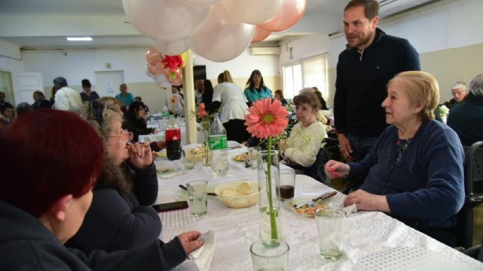 Celebraron el Día de la Madre en el Hogar de Ancianos con el intendente