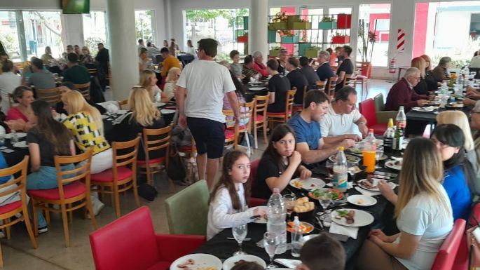 FOTOS - Los villamarienses eligieron comer en restaurantes para celebrar a las madres