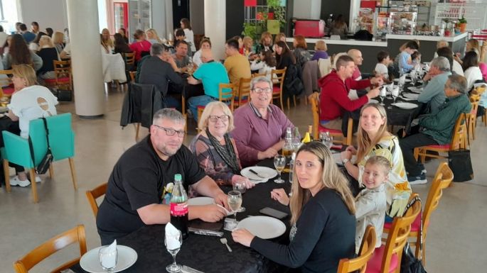 FOTOS - Los villamarienses eligieron comer en restaurantes para celebrar a las madres