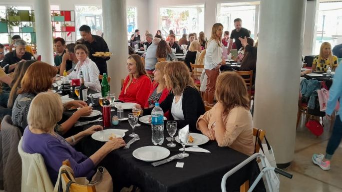 FOTOS - Los villamarienses eligieron comer en restaurantes para celebrar a las madres