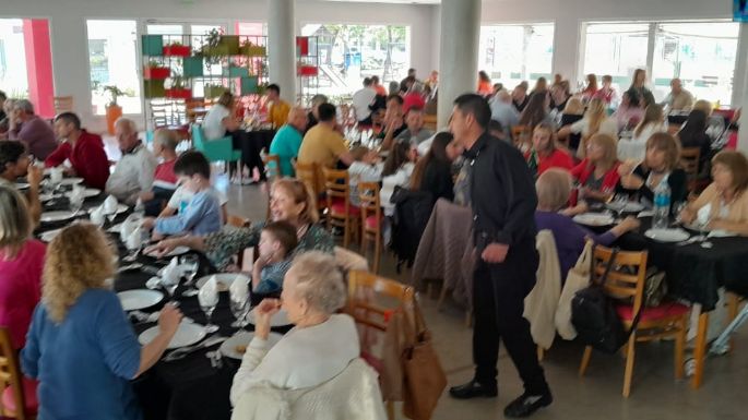 FOTOS - Los villamarienses eligieron comer en restaurantes para celebrar a las madres