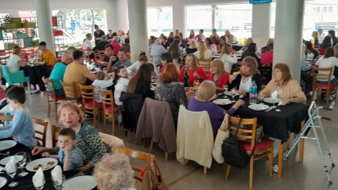 FOTOS - Los villamarienses eligieron comer en restaurantes para celebrar a las madres