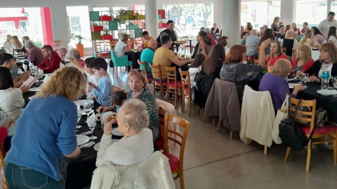 FOTOS - Los villamarienses eligieron comer en restaurantes para celebrar a las madres