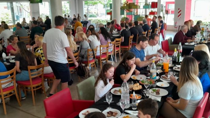 FOTOS - Los villamarienses eligieron comer en restaurantes para celebrar a las madres