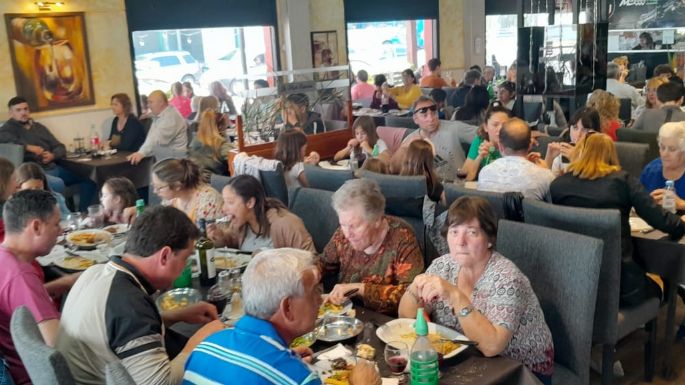 FOTOS - Los villamarienses eligieron comer en restaurantes para celebrar a las madres