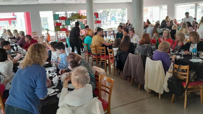 FOTOS - Los villamarienses eligieron comer en restaurantes para celebrar a las madres