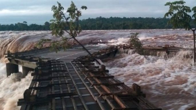 Buscan a un hombre que cayó en las Cataratas