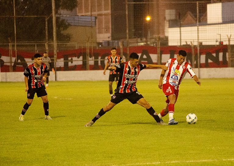 Con dos tapadas increíbles, Scalzo se destacó como una de las figuras excluyentes de la velada 