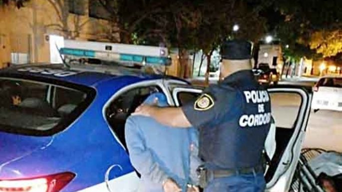 Atraparon a un hombre que robó una tapa de inspección