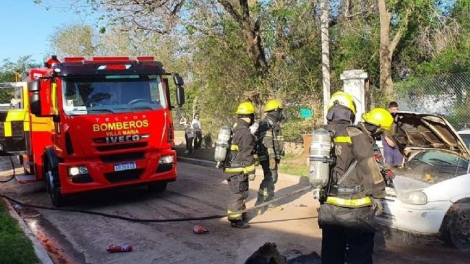 Sofocaron principio de incendio de un automóvil