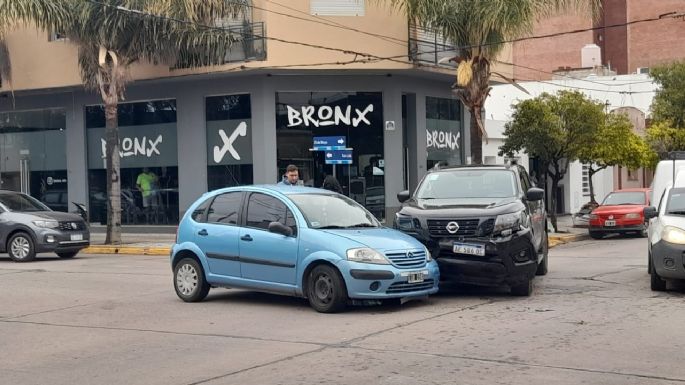 Choque entre una camioneta y un auto en 25 de Mayo y San Luis