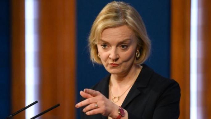 Renunció la primera ministra británica a un mes y medio de llegar al poder