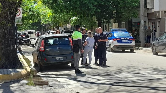 Una mujer de 81 años fue atropellada por un auto: solo tuvo lesiones leves