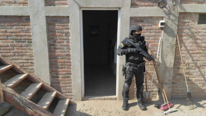 Enterraba cocaína en un terreno cercano y al buscarla fue detenido