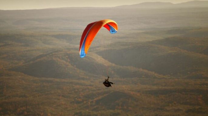 Murió un hombre al caerse del parapente en La Cumbre