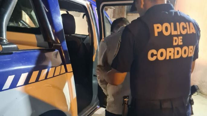Rompió el espejo retrovisor de un auto y quedó detenido
