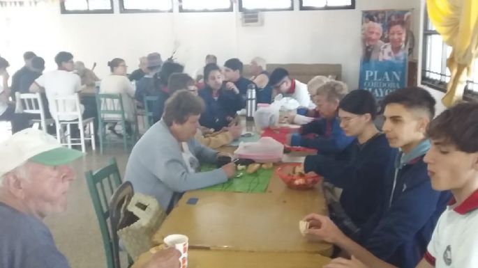 Estudiantes compartieron una jornada con adultos mayores