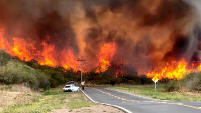 Se quemaron seis silobolsas con maíz y el fuego abraza el interior cordobés