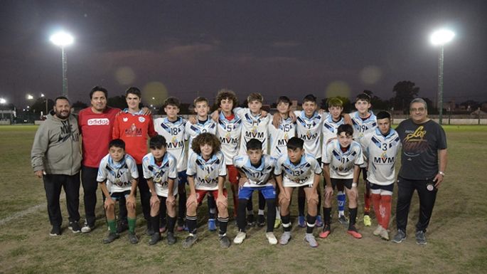 Los juveniles salen a la cancha
