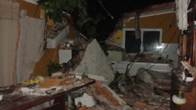 Almafuerte: rescatan a una mujer de una casa cuyo techo se derrumbó por la tormenta