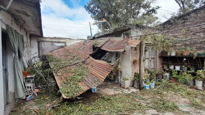 [Videos] La tormenta derrumbó un techo y produjo daños materiales en Villa Nueva