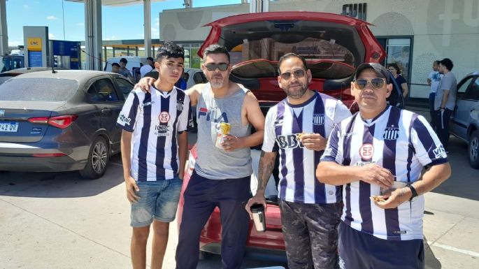 Hinchas de Talleres coparon la entrada a la ciudad, de camino a Rosario