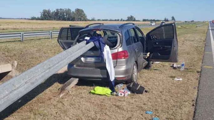 Se incrustó un guardarraíl en un auto que despistó y causó la muerte de un viajero y cuatro heridos
