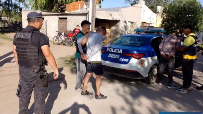 Detuvieron a dos hombres que intentaron robarle a una mujer en un polirubro del Almirante Brown