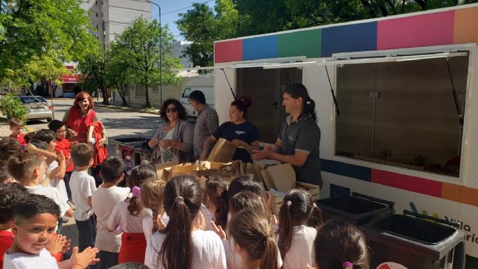Niños y niñas intercambiaron ecobotellas por frutas