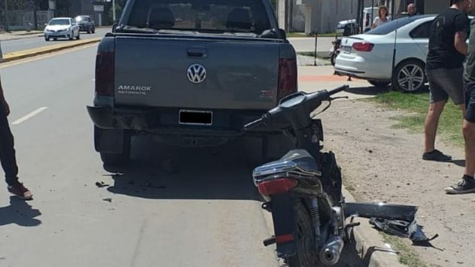 Una joven motociclista sufrió traumatismo craneoencefálico grave