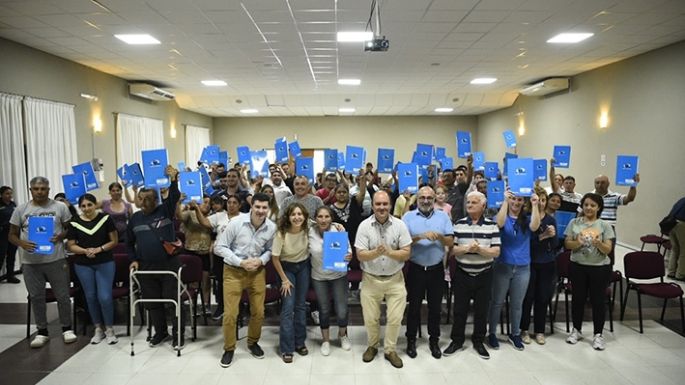 Entregaron 153 escrituras en Idiazábal y Arroyo Cabral