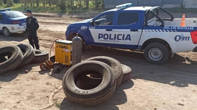 Robaron una pick-up, cubiertas y herramientas en Las Perdices