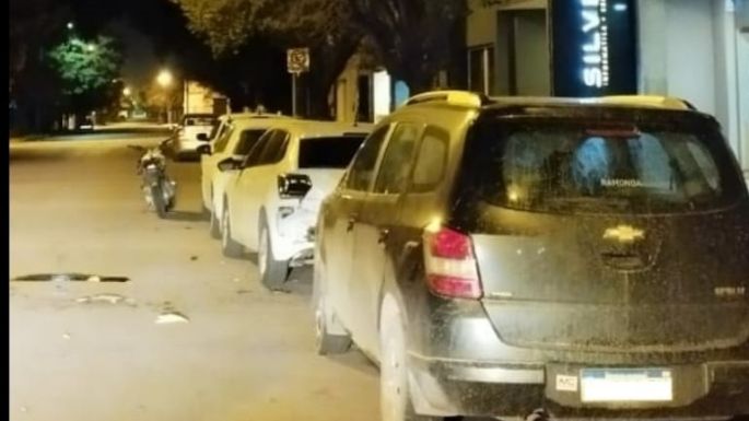 Motociclistas graves: Uno chocó autos estacionados y otro, una maceta