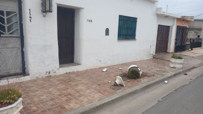 Motociclistas graves: Uno chocó autos estacionados y otro, una maceta