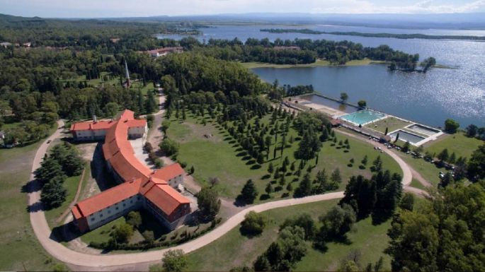 Un hotel en las sierras de Córdoba a $1500 por día, ¿cómo inscribirse?