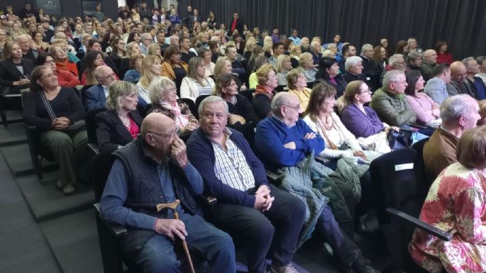 A sala llena, el secretario de Salud y médico Pedro Trecco presentó su libro