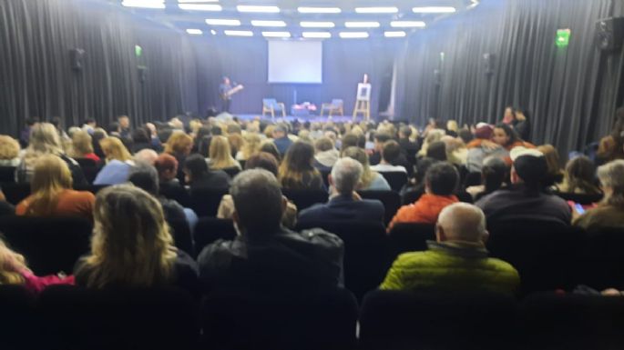 A sala llena, el secretario de Salud y médico Pedro Trecco presentó su libro