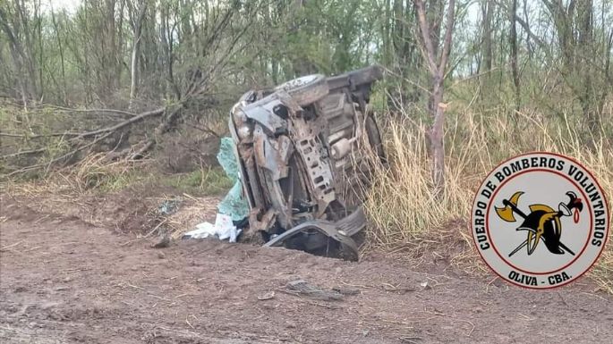 Una mujer se despistó con su auto, que quedó dado vuelta