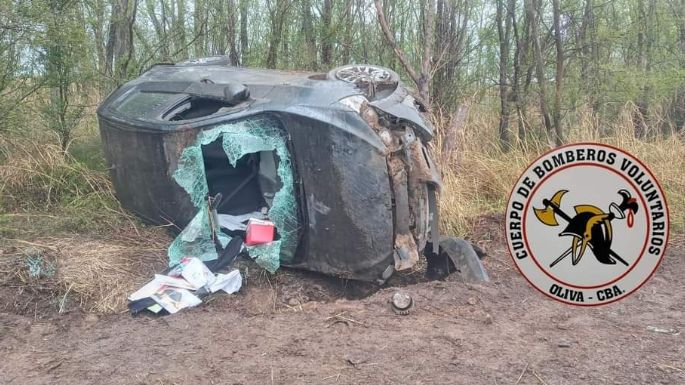 Una mujer se despistó con su auto, que quedó dado vuelta