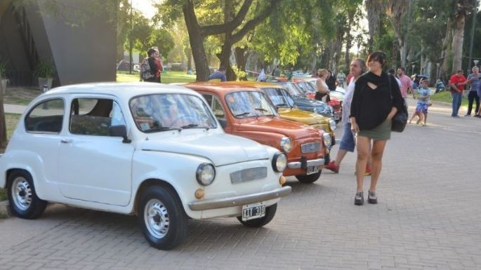 Exposición de Fiat 600 y parque de diversiones