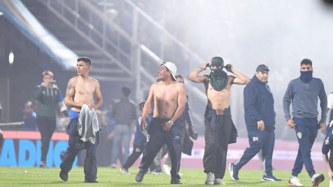 Se suspendió Gimnasia - Boca por graves incidentes entre hinchas locales y la Policía