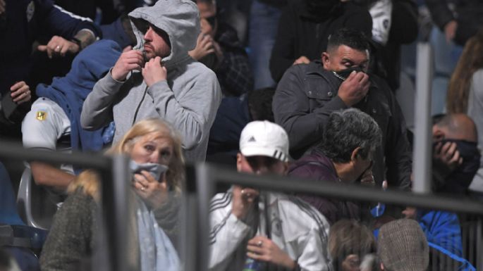 Se suspendió Gimnasia - Boca por graves incidentes entre hinchas locales y la Policía