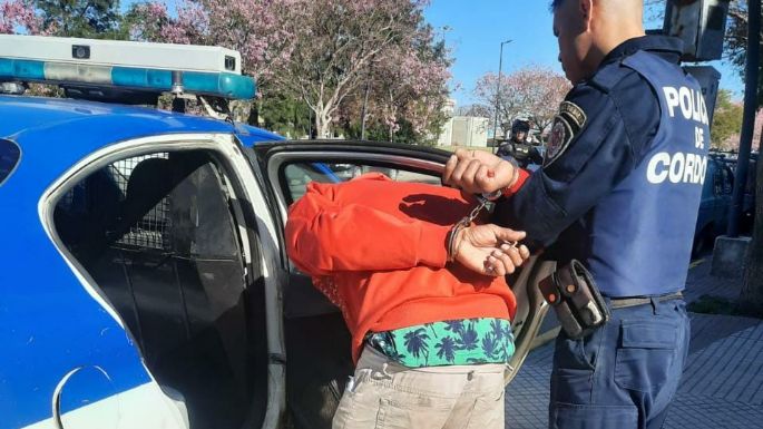 Se fue sin pagar la mercadería y agredió a dos empleadas: lo detuvieron a pocas cuadras