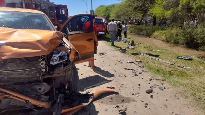 Dos camionetas protagonizaron un choque frontal