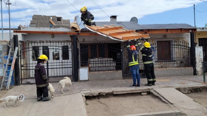 Por los fuertes vientos se voló el techo de una casa
