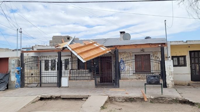 El viento hizo volar un techo
