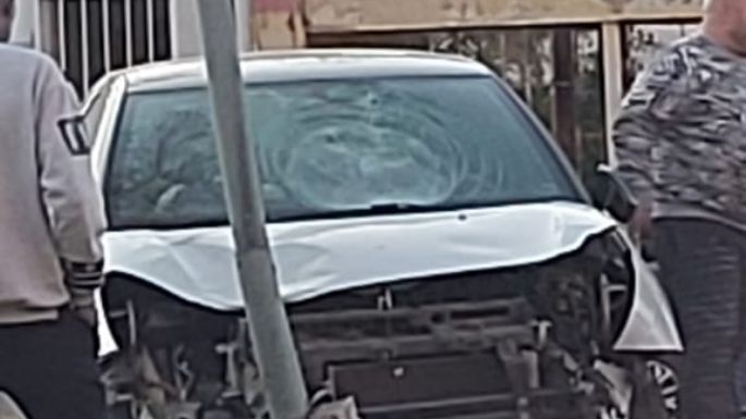 Un auto chocó con una moto e impactó contra un poste de luz del cantero