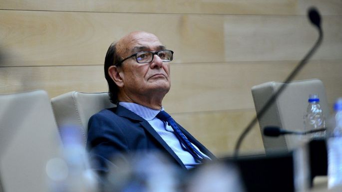 Con la cara dura...