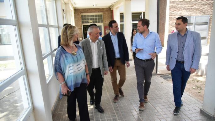 El ministro provincial Julián López firmó un convenio con la UNVM