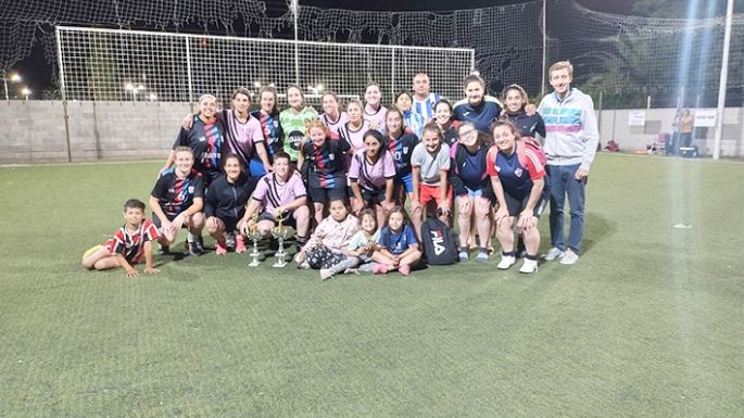 Fútbol a beneficio de la escuela